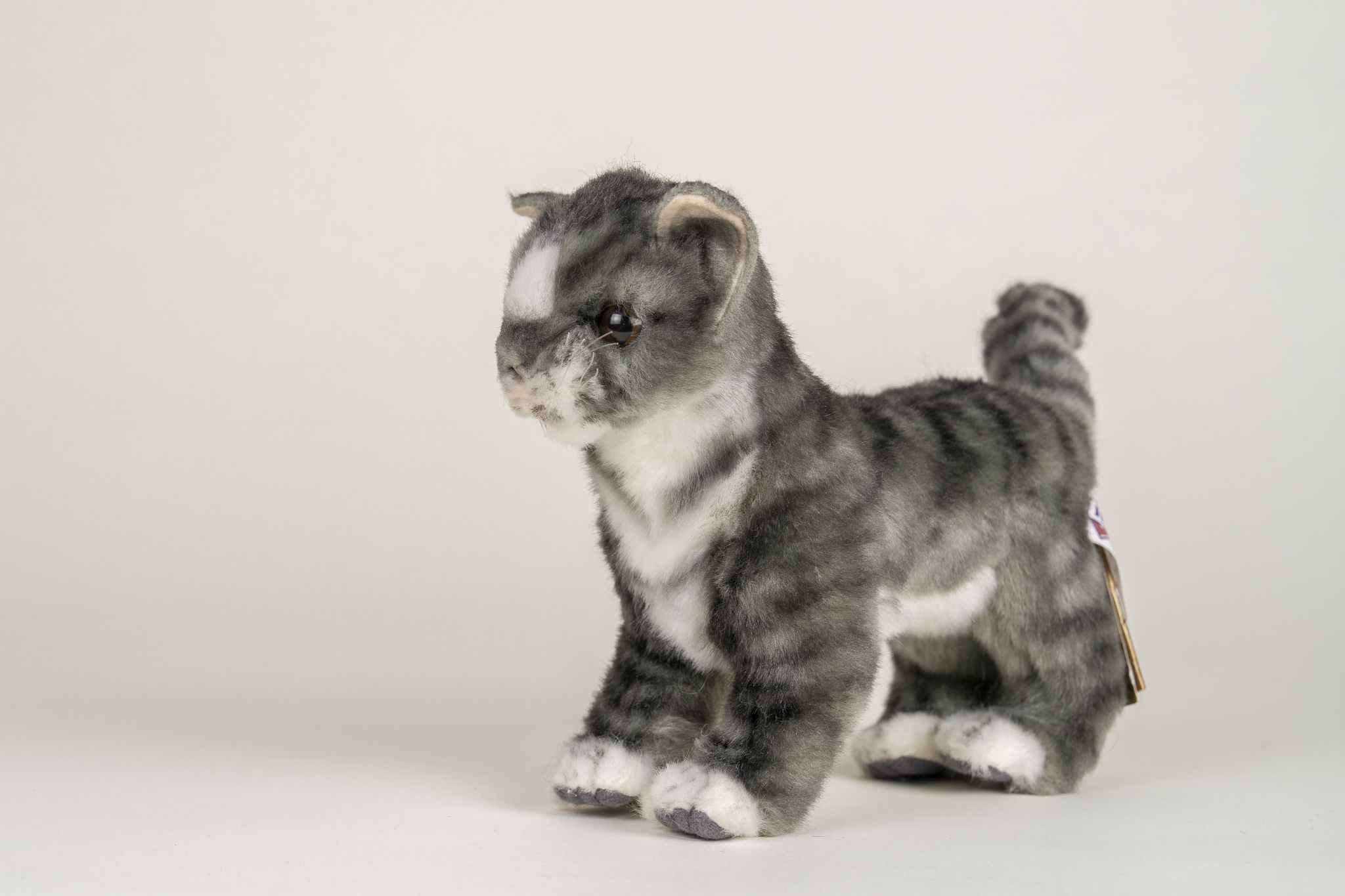 Hansa grijs gecypoerd kitten staand, handgemaakte kattenknuffel